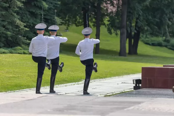 Russische Soldaten marschieren im Moskauer Kreml