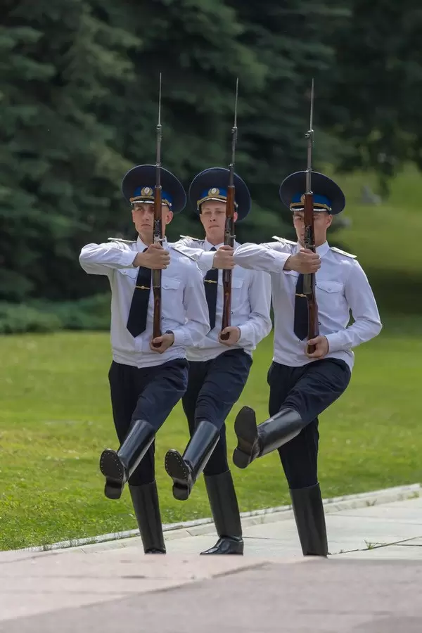 Russische Soldaten marschieren mit Gewähren aus dem 1. Weltkrieg