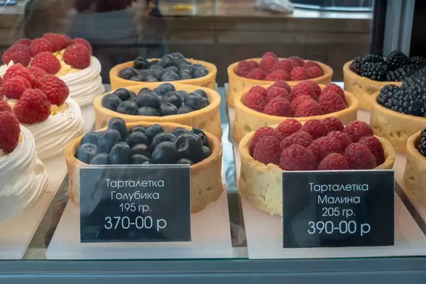 Russische Törtchen mit Beeren am Danilovsky Market in Moskau