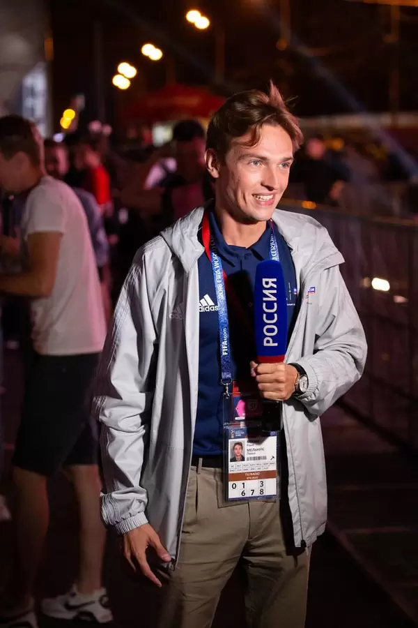 Russischer Fernsehreporter berichtet über die Fußball-Weltmeisterschaft