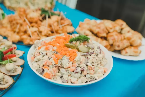 Russischer Gemüsesalat aus Kartoffeln, Karotten und grünen Erbsen in einer Schüssel