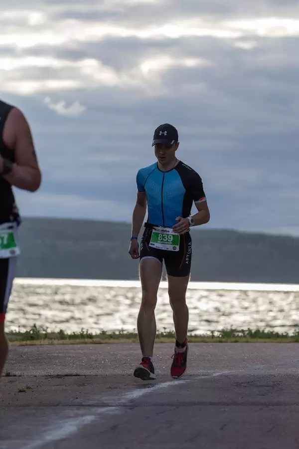 Russischer Marathonläufer auf den letzten Metern beim Ironman-Marathon in Finnland 2019, am Ufer des Vesijärvisees