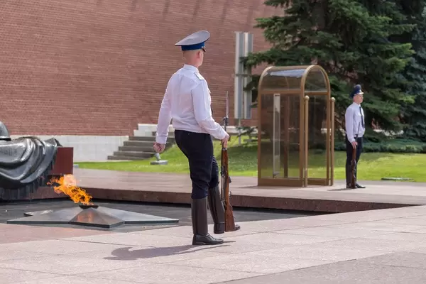 Russischer Soldat marschiert an der Ewigen Flamme im Moskauer Kreml vorbei