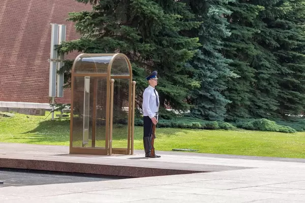 Russischer Soldat steht Wache bei der Ewigen Flamme