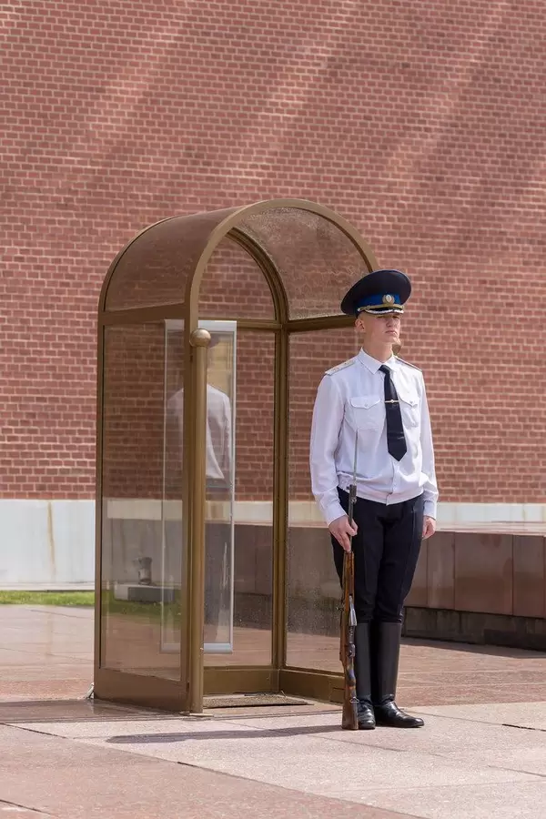 Russischer Soldat steht Wache