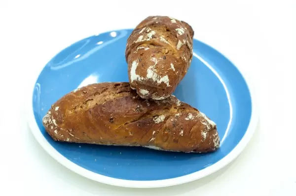 Rustikale Brötchen auf blauem Teller