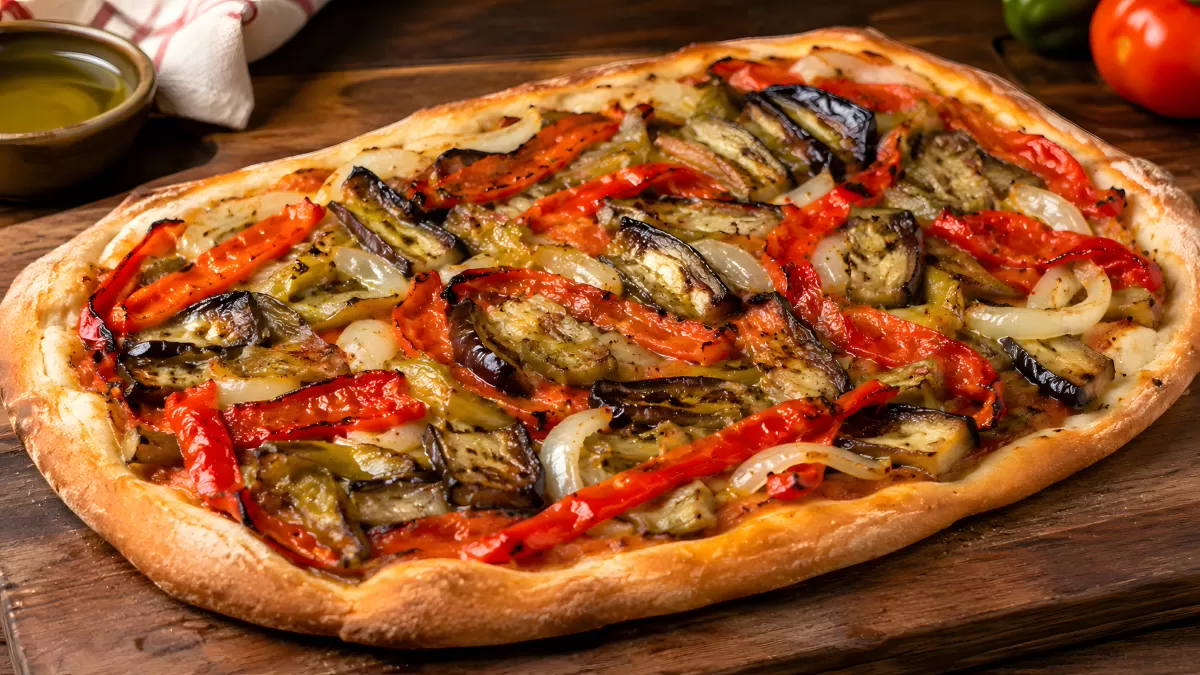 Rustikale Gemüsepizza mit Auberginen und Paprika