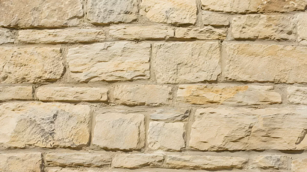 Rustikale Natursteinmauer aus hellem Sandstein
