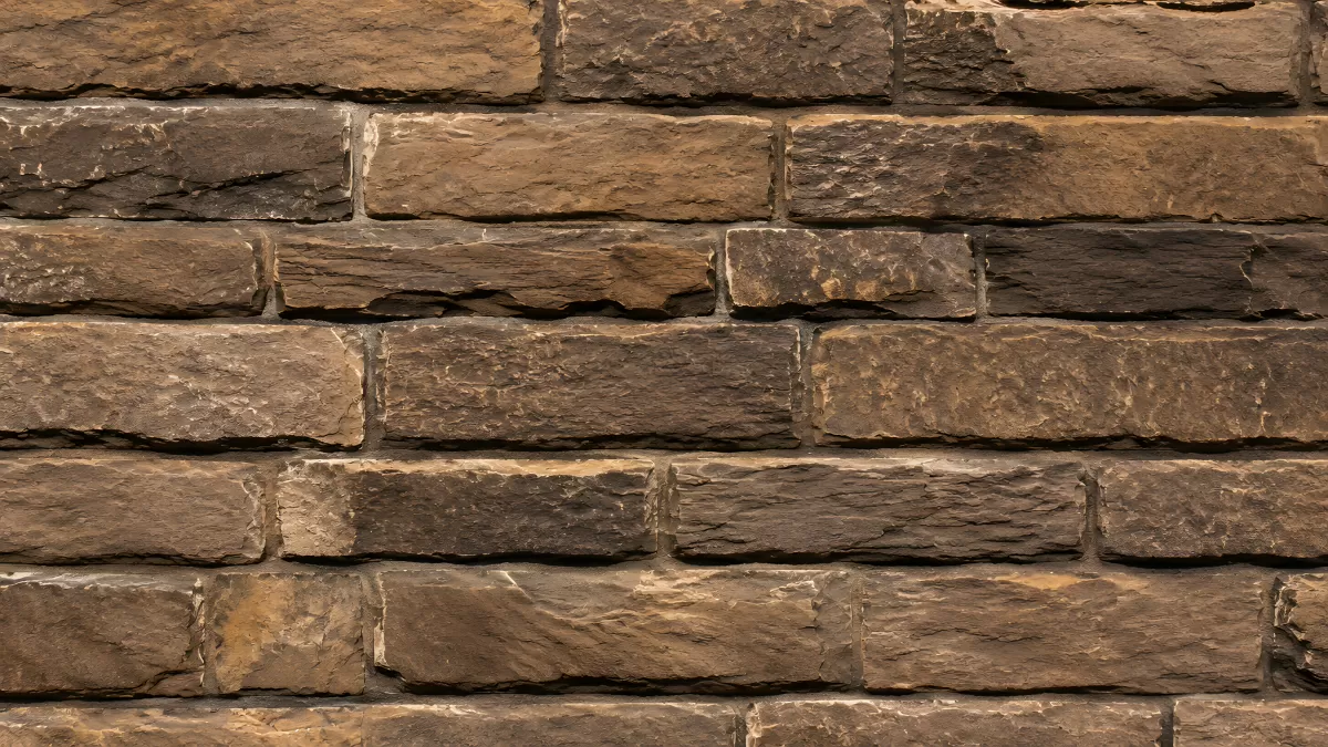 Rustikale Natursteinmauer in warmen Brauntönen