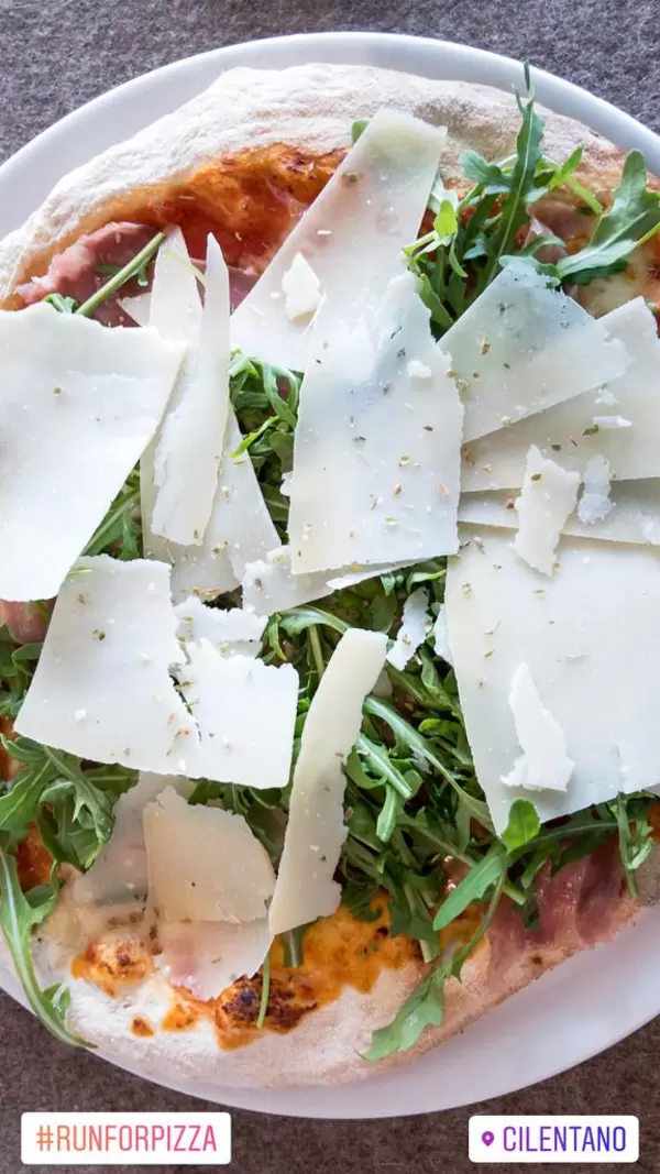 Rustikale Pizza mit Parmesan, Rucola und Parmaschinken