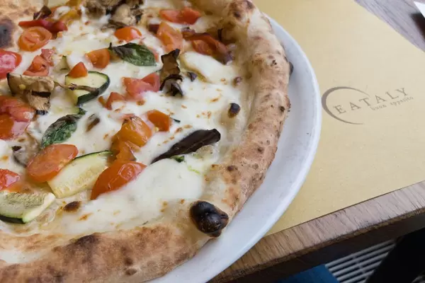 Rustikale, vegetarische Pizza