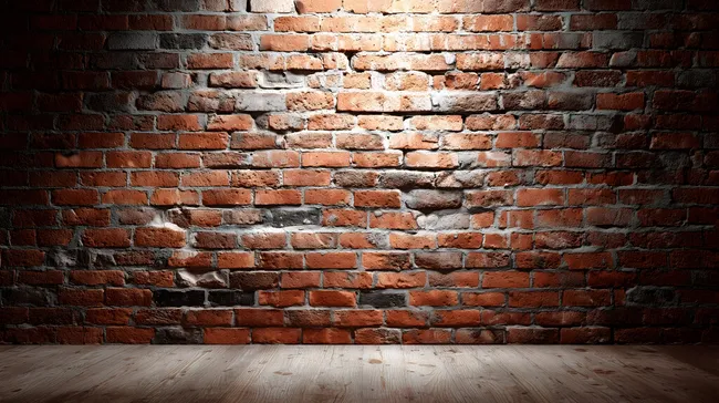 Rustikale Ziegelwand mit Holzboden im Innenraum