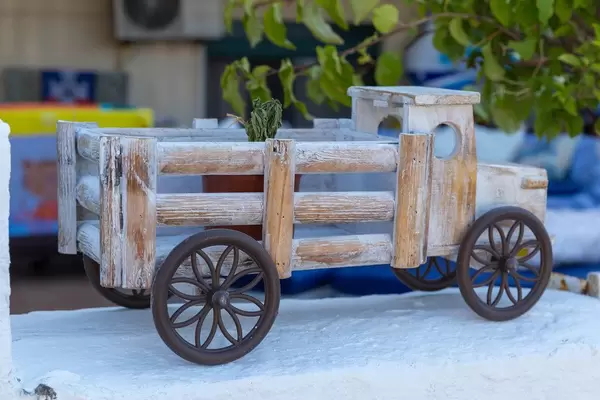Rustikaler Lieferwagen aus Holz