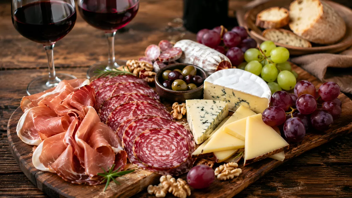 Rustikales Charcuterie-Brett mit Käse und Rotwein