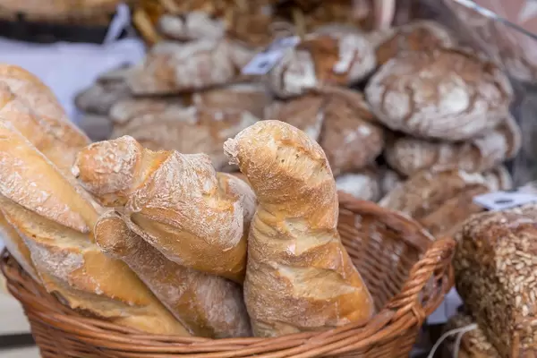 Rustikales Ciabatta im Flechtkorb am Naschmarkt
