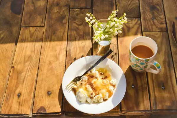 Rustikales Frühstück: Quark mit Honig und Kaffee