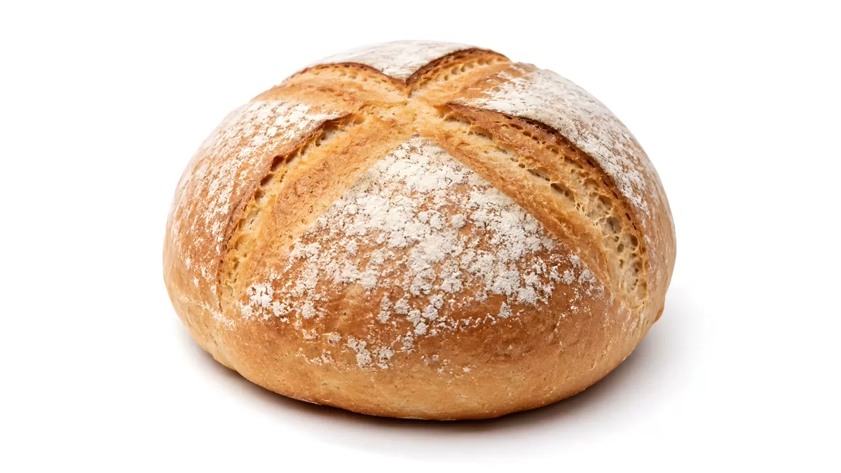 Rustikales Landbrot mit Mehlstaub auf weißem Grund