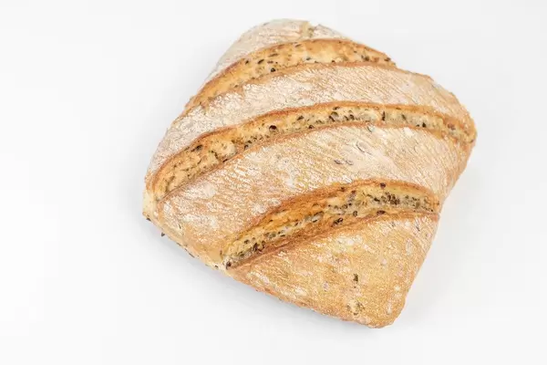 Rustikales, quadratisches Brot, isoliert vor weißem Hintergrund