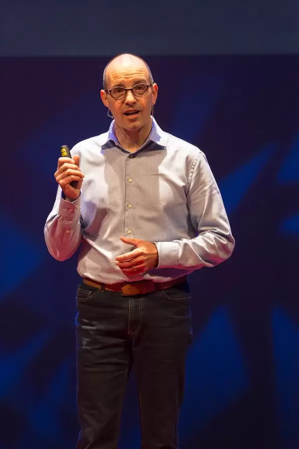 Ruud Dullens hält einen Vortrag über virtuelle Realität und Wissensaufbereitung - TEDxVenlo 2017