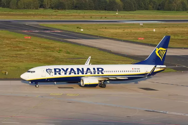 Ryanair Flugzeug, Boeing B737 am Flughafen Köln/Bonn (CGN)