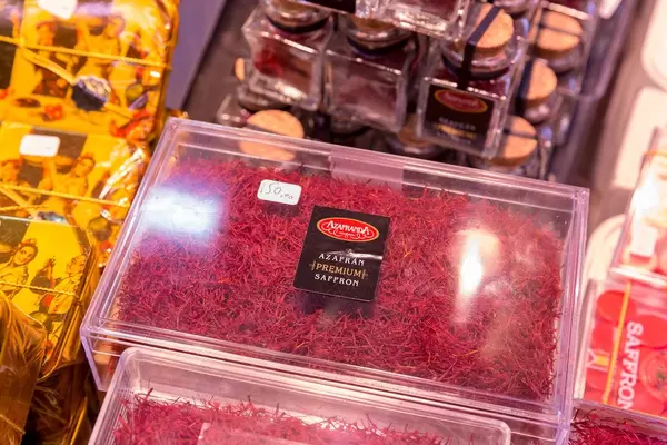 Safran-Blumen-Stränge von Azafranda in einer Plastikbox am Gewürzstand in der Mercat de Sant Josep Markthalle in Barcelona, Spanien