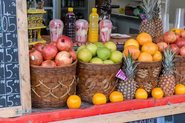 Saftbar mit frischem Obst