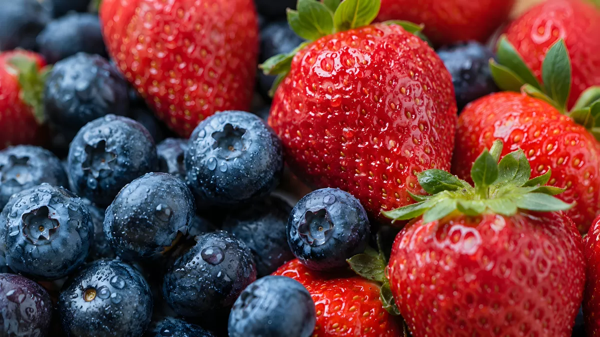 Saftige Erdbeeren und Blaubeeren mit Wassertropfen