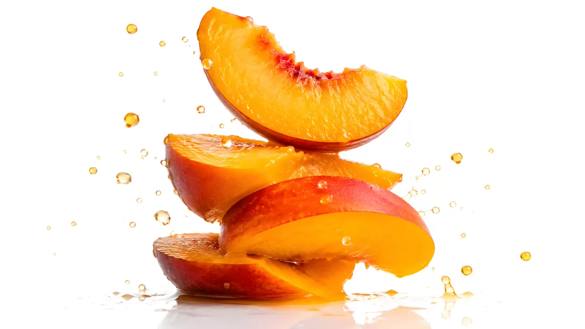 Saftige Pfirsichscheiben stapeln sich mit Spritzern