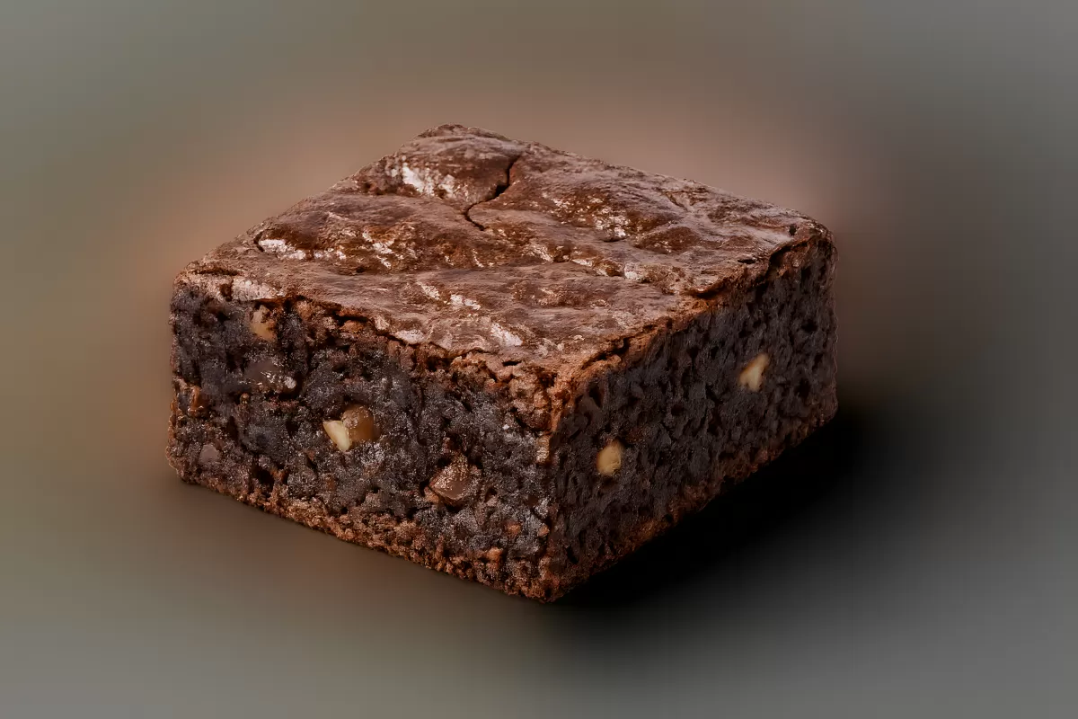 Saftiger Schokoladen-Brownie mit Nüssen in Nahaufnahme