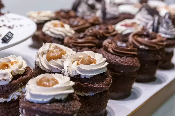 Saftiges Schokoladengebäck mit Sahnefüllung und Karamell-Topping im Café "chök" in Barcelona, Spanien