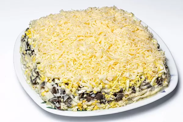Salad with chicken, vegetables, cheese and mushrooms