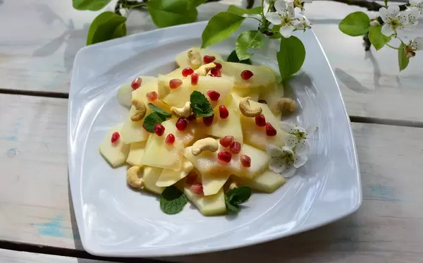 Salad with pear, pomegranate seeds and cashew nuts
