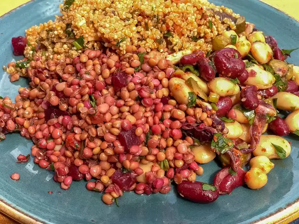 Salad with quinoa, beetroot, lentils and beans
