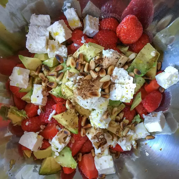 Salat mit Avocado, Pinienkernen, Erdbeeren und Schafskäse