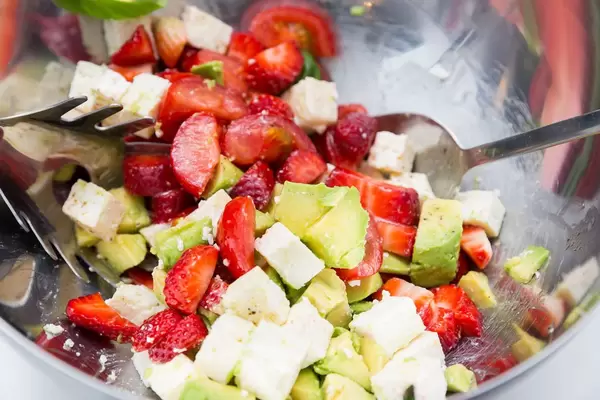 Salat mit Avocado und Erdbeeren