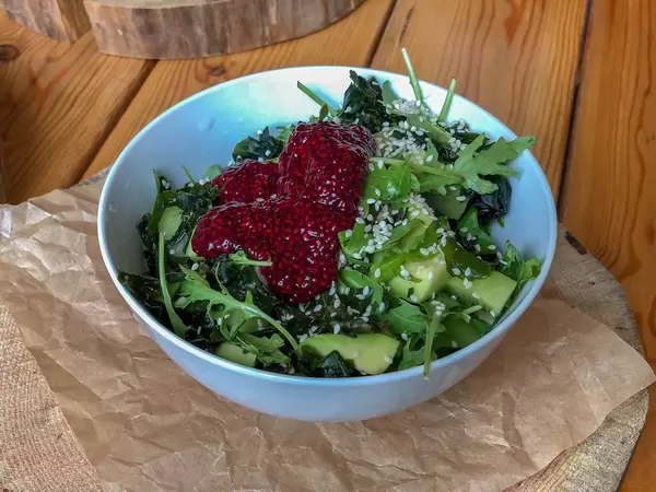 Salat mit Avokado, Wakame, Kiwi, Rucola, Honig, Sesamöl, Sushi-Sauce, Chia Kaviar. Nahaufnahme