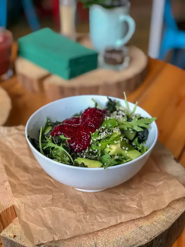 Salat mit Avokado, Wakame, Kiwi, Rucola, Honig, Sesamöl, Sushi-Sauce, Chia Kaviar