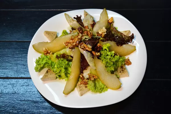 Salat mit Birnen und Walnüssen