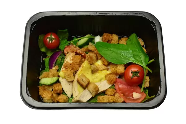 Salat mit Croûtons und Hähnchenbrust