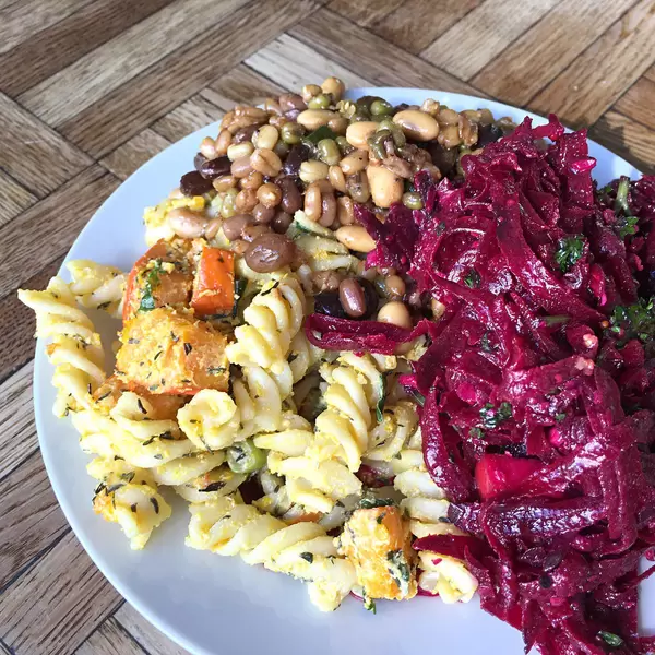 Salat mit Dinkel, Kürbis, Rote Beete und Nudeln
