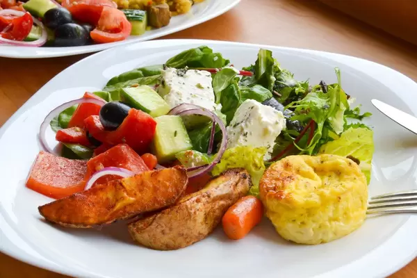 Salat mit Feta, gebackene Kartoffeln und Omelette