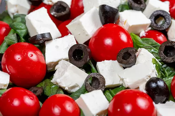 Salat mit frischen Tomaten, Oliven, Feta Käse und Basilikum close up