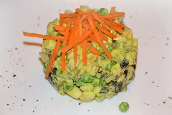 Salat mit grünen Erbsen und Pilzen