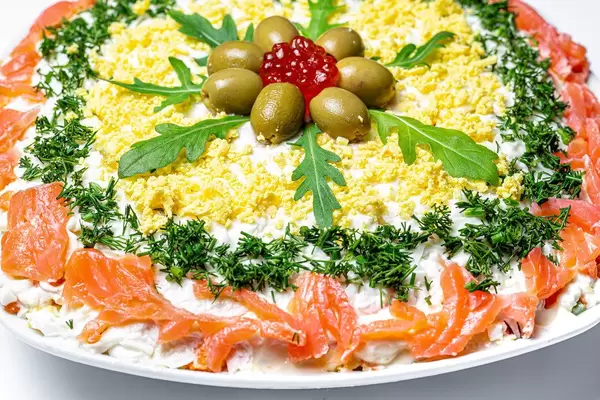 Salat mit Lachs und verschiedenem Gemüse Nahaufnahme