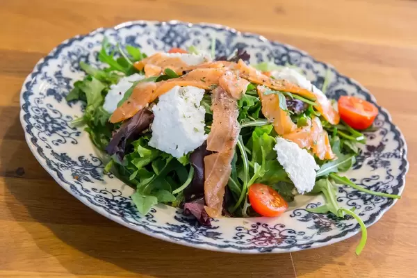 Salat mit Lachs und Ziegenkäse