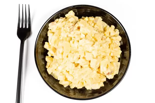 Salat mit Mais, Ananas, Eiern und geräuchertem Hähnchen. Aufnahme von oben