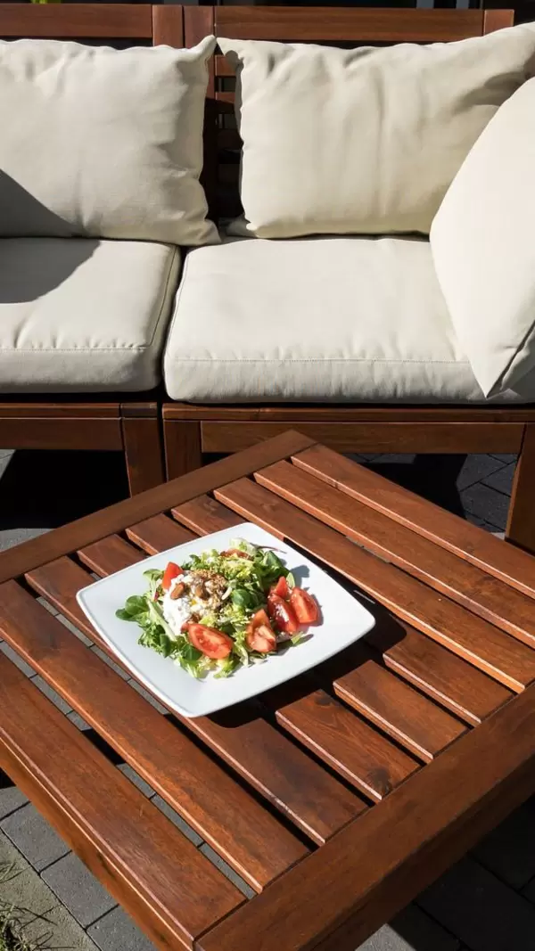 Salat mit Mangold, Tomaten, Frischkäse, Mandeln und Leinsamen