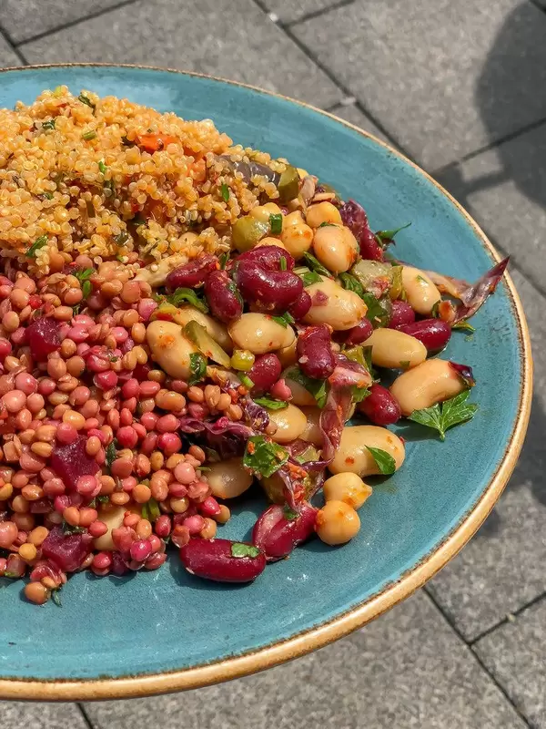 Salat mit Quinoa, Rote Beete, Linsen und Bohnen