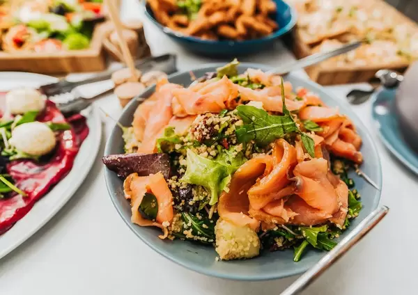 Salat mit Räucherlachs in einer Schüssel