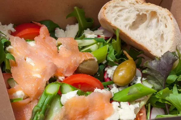 Salat mit Spargel, Lachs und Feta